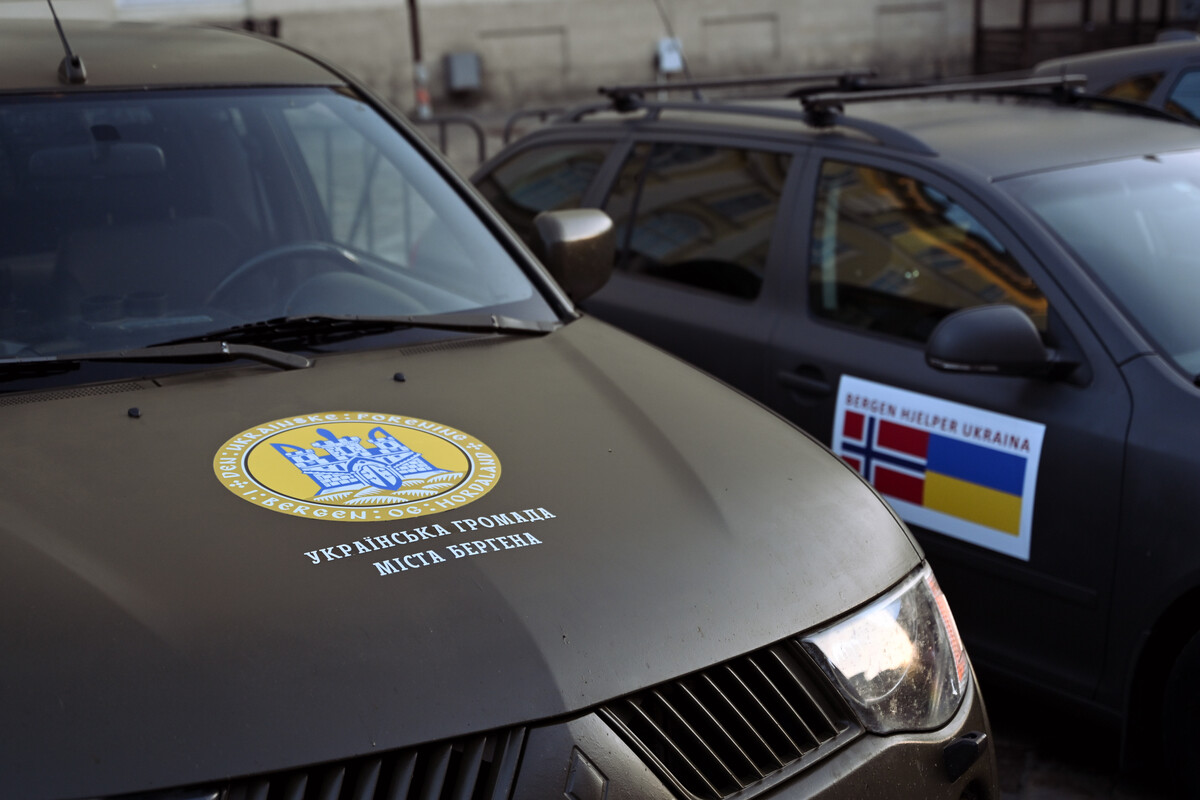 Фото 2: До Львова прибув 37-й конвой з Норвегії: військовим та громадам передали 13 автомобілів з обладнанням