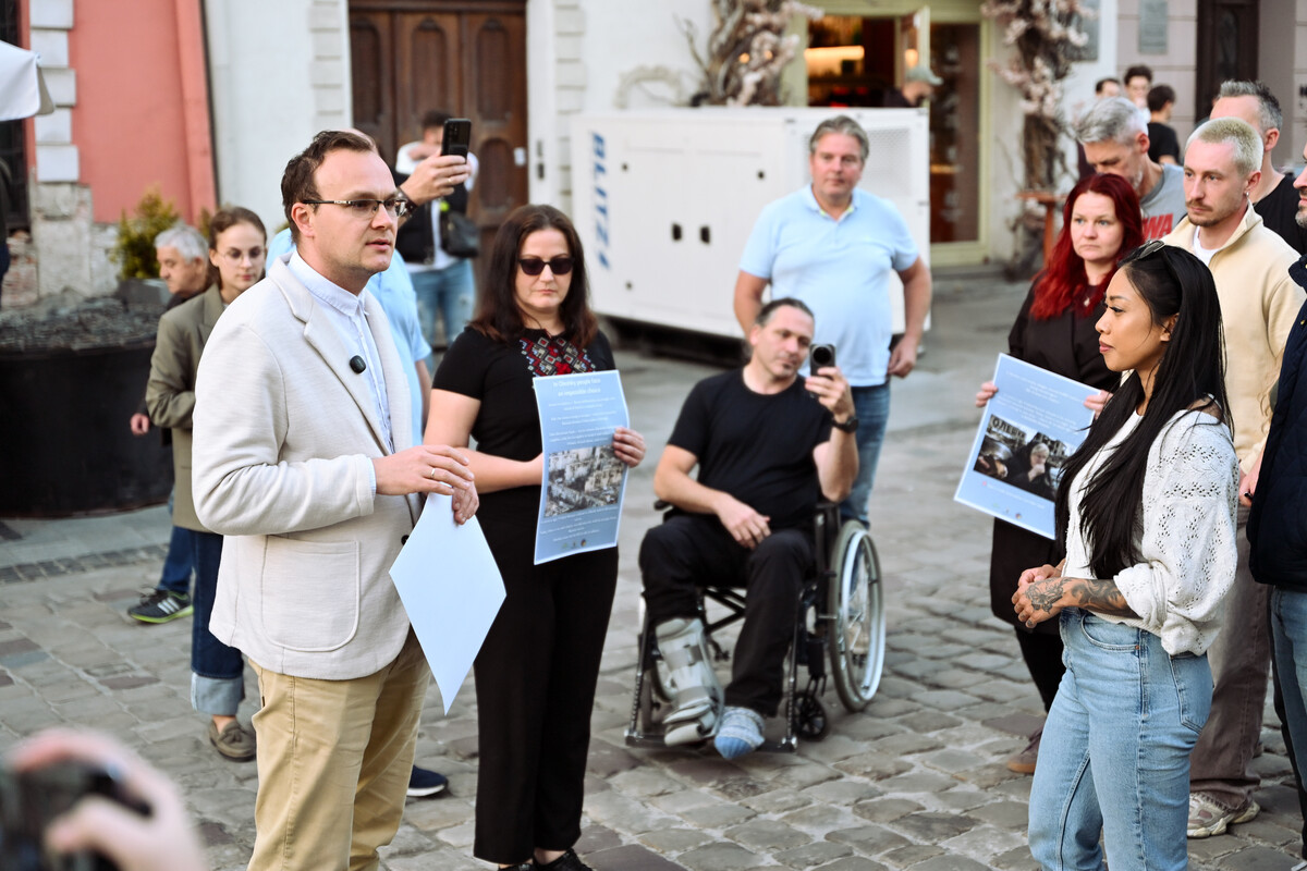 Фото 1: До Львова прибув 37-й конвой з Норвегії: військовим та громадам передали 13 автомобілів з обладнанням