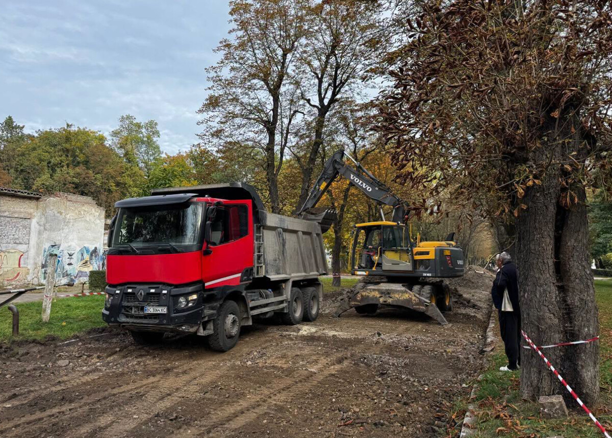 Фото 1: У Стрийському парку розпочали ремонт пішохідної алеї