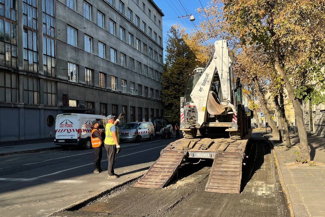 Фото 1: На вул. Зеленій підрядник власним коштом усуває недоліки покриття