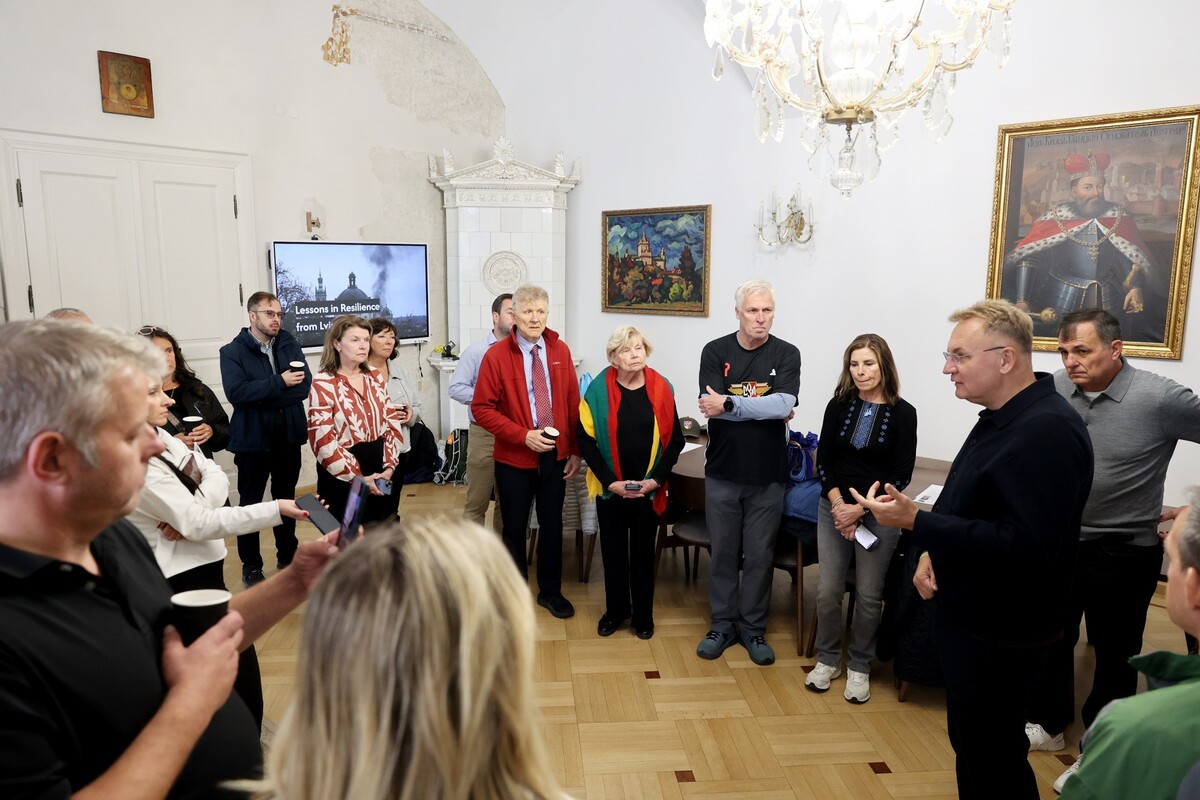 Фото 1: До Львова приїхала делегація Українського Конґресового Комітету Америки: військовим передали 52 автомобілі швидкої допомоги