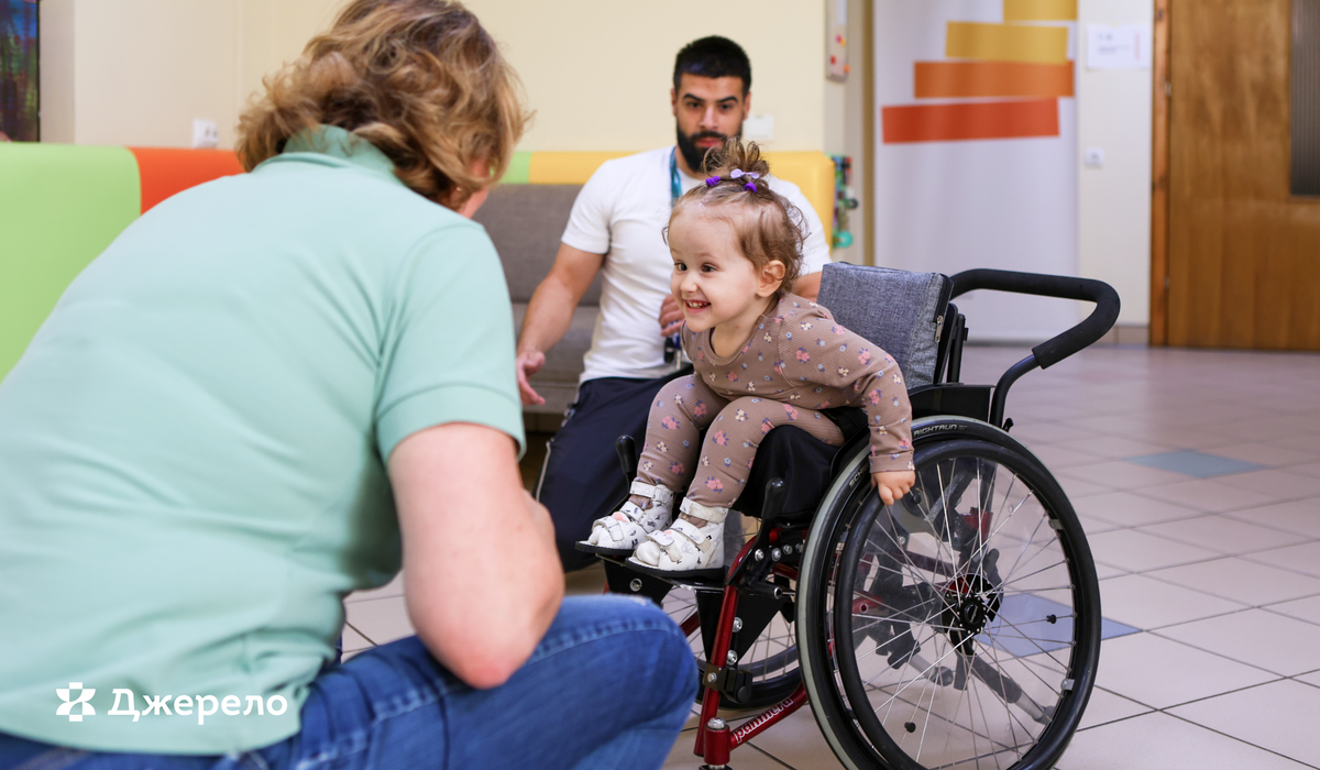 Фото 5: З раннього дитинства: як крісло колісне і підтримка фахівців «Джерела» допомагають дівчинці розвиватися й пізнавати світ