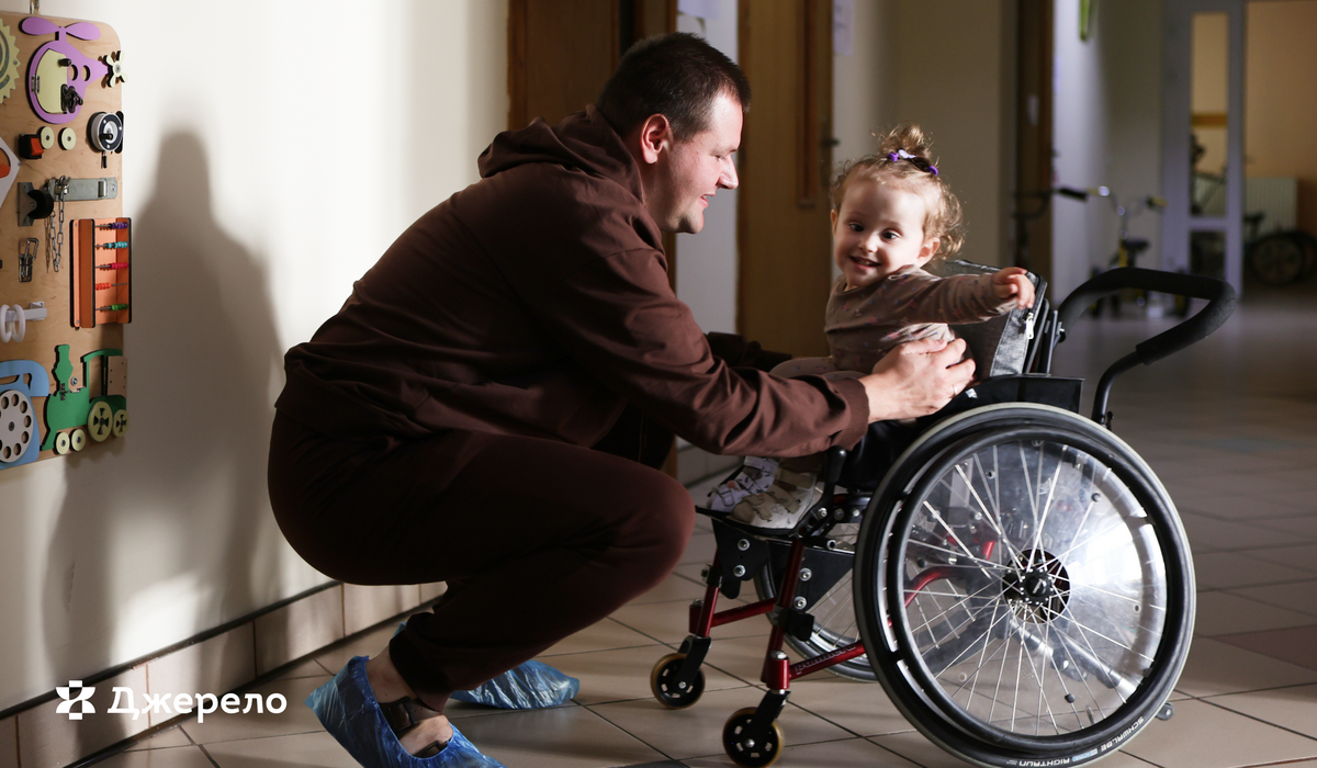 Фото 6: З раннього дитинства: як крісло колісне і підтримка фахівців «Джерела» допомагають дівчинці розвиватися й пізнавати світ