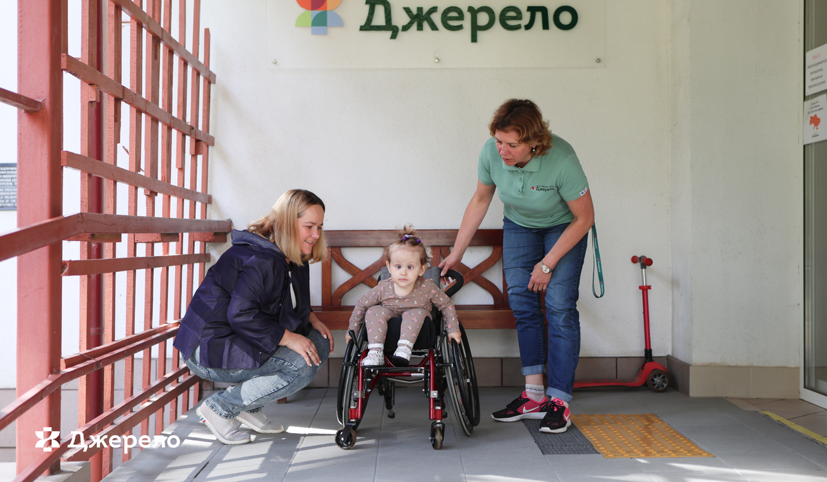 Фото 7: З раннього дитинства: як крісло колісне і підтримка фахівців «Джерела» допомагають дівчинці розвиватися й пізнавати світ