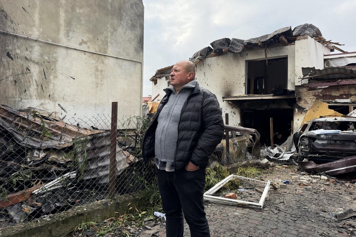 Фото 1: Внаслідок нічної атаки ворога згорів будинок лікаря Першого медоб’єднання