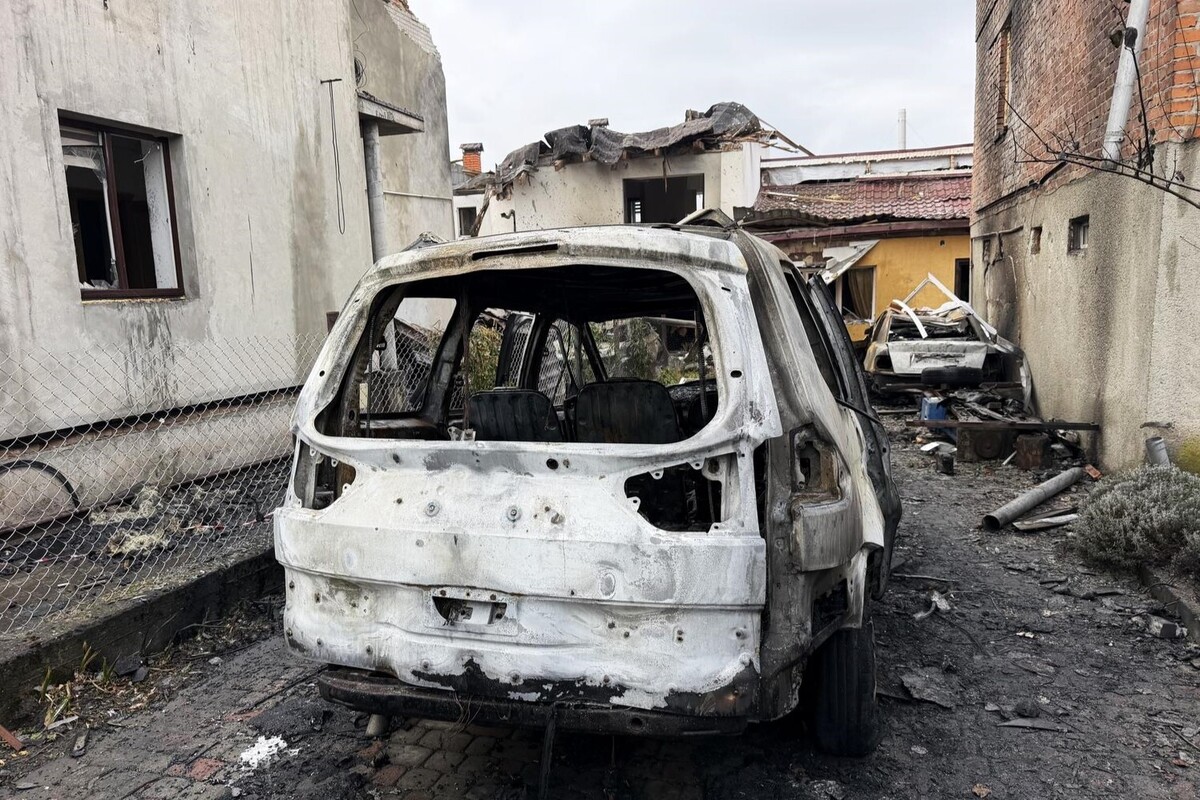 Фото 2: Внаслідок нічної атаки ворога згорів будинок лікаря Першого медоб’єднання