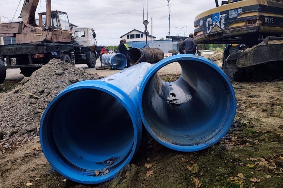 Фото 1: Під дорогою та із захистом від навантажень: Львівводоканал завершує прокладати новий магістральний водогін