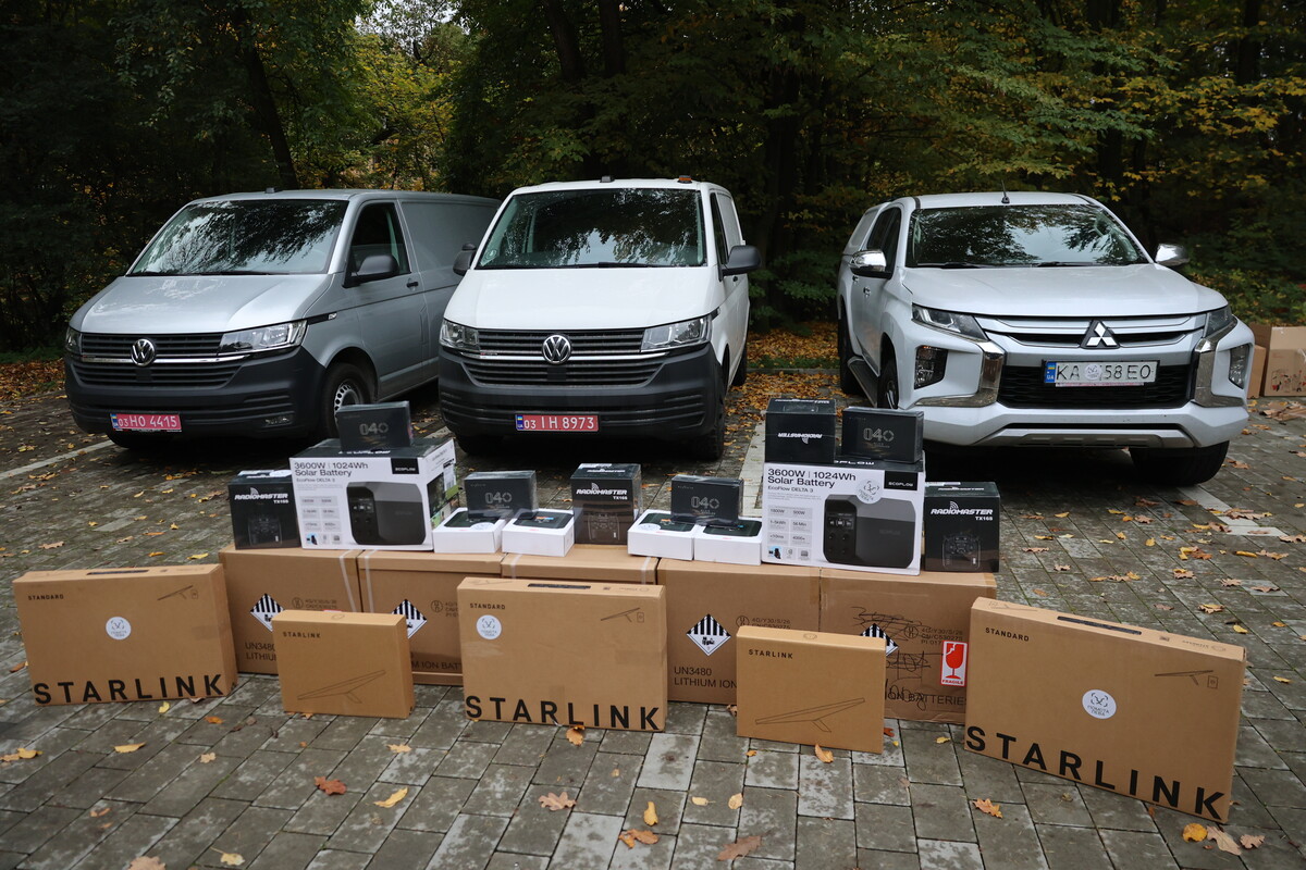 Фото 3: Авто, супутникові системи й&nbsp;зарядні станції: Львів передав чергову допомогу військовим бригадам