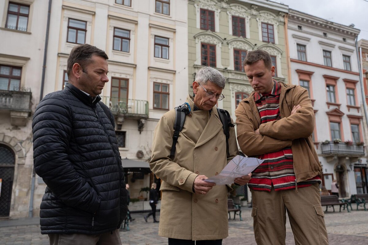 Фото 1: У Львові обстежили скульптури на площі Ринок: фахівці зафіксували розкриття тріщин