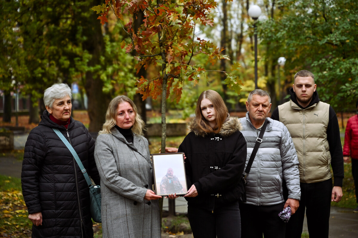 Фото 3: У Львові стартувала осіння акція «Подаруй місту дерево»: на честь полеглого захисника висадили дуб