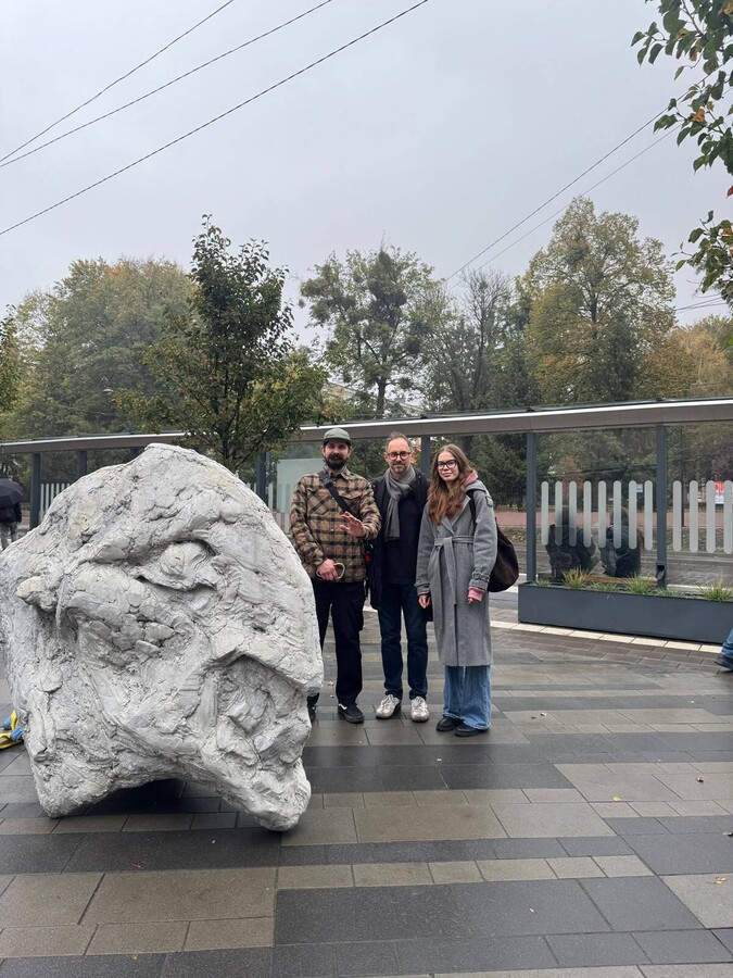 Фото 1: На одній із вулиць Львова з’явилася скульптура «Тотем»