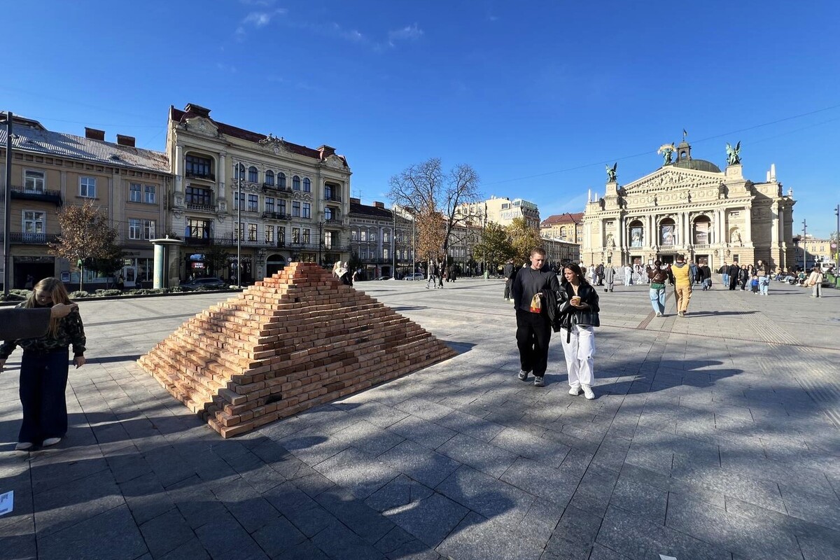Фото 1: На площі перед Оперним театром з’явився мистецький об'єкт «Говерла»