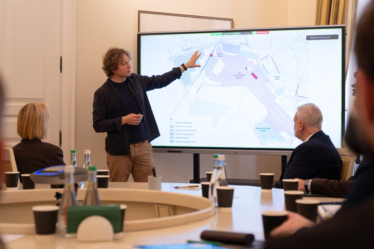 Фото 2: Ректорам університетів презентували перспективи розвитку львівського аеропорту та транспортної інфраструктури