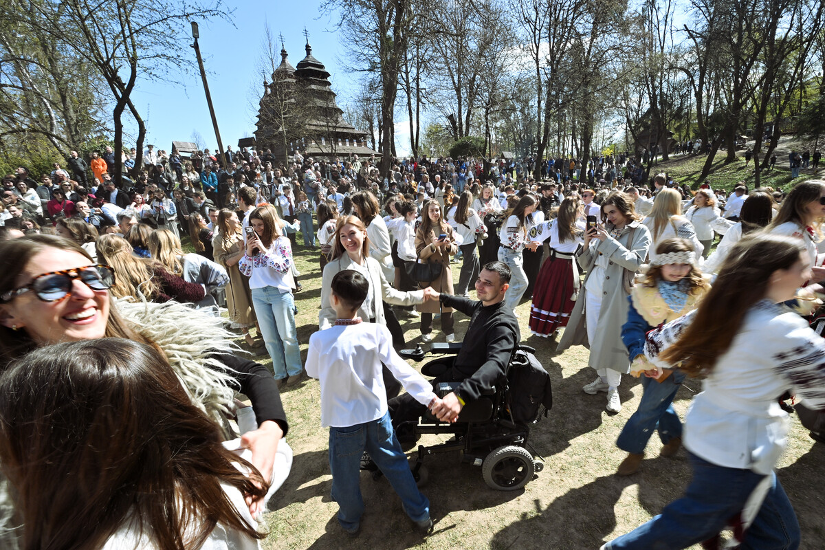 Фото 4: Понад 100&nbsp;ветеранів відвідали великодні гаївки у&nbsp;Шевченківському&nbsp;гаю (фото/відео)
