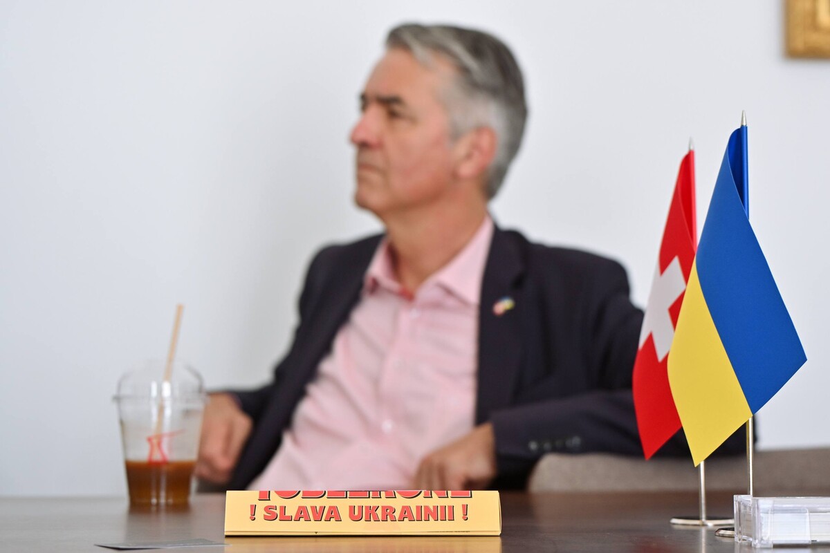 Подарунок для міського голови - швейцарський шоколад із надписом "Слава Україні". На фоні ексмер Берна