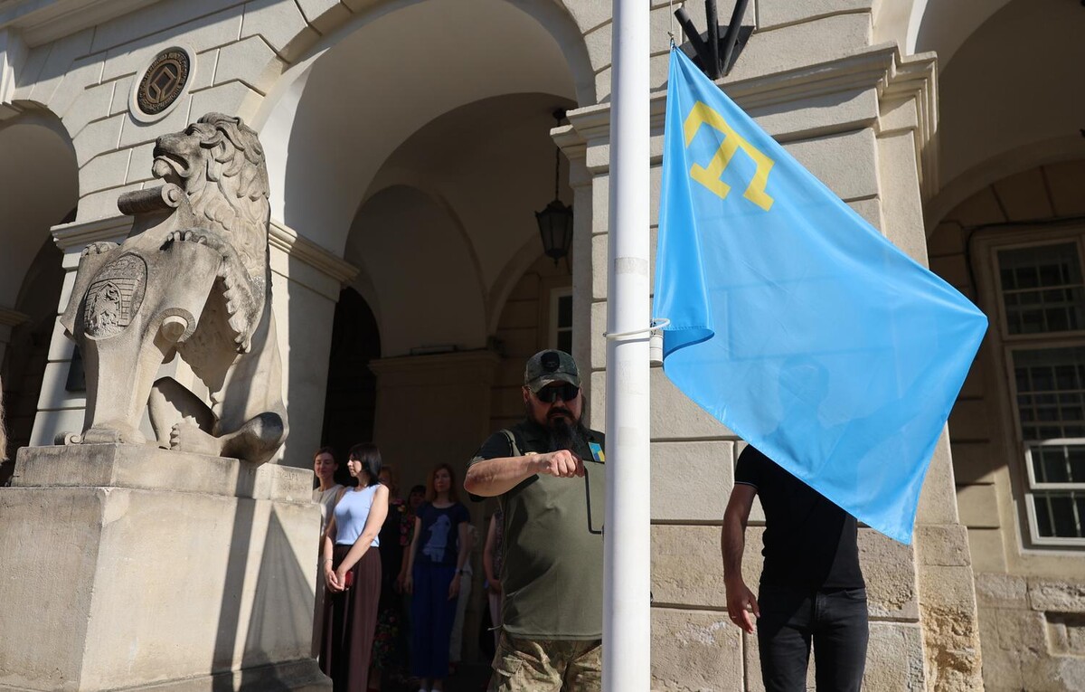 Фото 1: У&nbsp;центрі Львова урочисто підняли кримськотатарський прапор (фото)