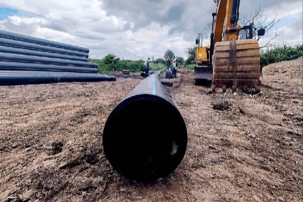 Фото 1: До Винник прокладають новий каналізаційний колектор: 74% робіт вже виконано