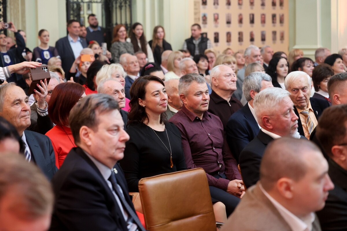 Фото 1: Львівський університет фізичної культури відзначає 80-річчя: Андрій Садовий вручив подяки та грошові винагороди освітянам