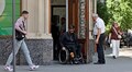 Військовослужбовець перевірив на доступність входи до різних закладів у центрі міста, які облаштували за кошти ісландського фонду