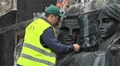 На Монументі Слави розпочали демонтовувати барельєфи