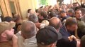 Протестувальники виламали двері до міської ратуші та ввірвались всередину