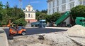 На вул. Винниченка стелять нижній шар асфальту і перемощують бруківку на примиканні до нового покриття