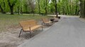 У парку Франка встановлюють нові паркові меблі у межах ініціативи «Лавка рідному місту»