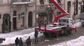 Комунальна і приватна техніка продовжують очищувати вулиці й дахи від снігу