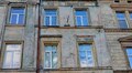 На пл. Данила Галицького, 14 від фасаду відпала частина тиньку: ймовірна причина - різкий перепад температур