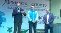 Під час Ярмарку спорту Андрій Садовий вручив Тарасові Міщуку сертифікат на квартиру