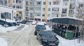 Запарковані авто не дають вивезти відходи: мешканців просять не залишати автомобілі біля контейнерних майданчиків