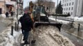 На вулицях міста працює 41 снігоприбиральна машина — комунальники вивозять сніг