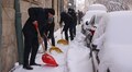 В обідню перерву працівники мерії долучилися до прибирання снігу у Львові (відео)