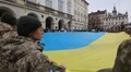 Сотні львів’ян у центрі міста урочисто заспівали Гімн України (відео)