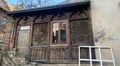 У будинку-пам’ятці на вулиці Мельника, 7, який постраждав від останнього обстрілу росії, встановили дерев’яні вікна