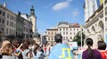 Біля Львівської мерії підняли кримськотатарський прапор