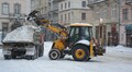 Працівники комунальних служб та снігоприбиральна техніка продовжують працювати на вулицях міста