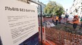Для людей на кріслах колісних, для батьків із візочками та для туристів з валізами: на площі Ринок почали облаштовувати доріжки доступності (відео)