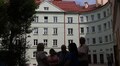 Два роки від дня ракетного обстрілу на Стрийській: на будинку встановили меморіальну таблицю пам’яті загиблих