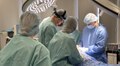 Оперують найскладніші випадки: львівські лікарі видалили чоловікові величезну кісту на шиї