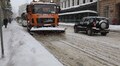 Комунальна техніка і двірники працюють на вулицях міста