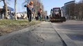 Після зими з вулиць Львова вивозять сотні тонн піску