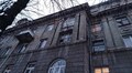 З даху будинку на вул. Героїв УПА, де у вівторок збивали бурулі, сьогодні на хлопця впав сніг з льодом