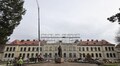 Пошкоджений російським «шахедом» корпус університету в Дублянах накривають тимчасовим куполом (відео)