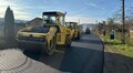 На вул. Озерній у Волі-Гомулецькій вже облаштували основу за новою німецькою технологією і стелять нижній шар асфальту