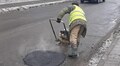 На магістральних вулицях Львова ліквідовують аварійні ями холодним асфальтом