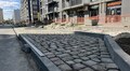 На вул. Залізничній розпочали замощувати паркомісця бруківкою та встановлювати бордюри