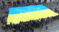 У центрі Львова урочисто заспівали Державний Гімн України та розгорнули синьо-жовтий стяг