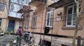 У будинку на вул. Щекавицька, 10, який постраждав від обстрілу росії, відновлюють дах і підсилюють саму конструкцію будівлі