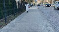 У Львові на зупинці поблизу одного з медзакладів оновили тротуар з врахуванням вимог доступності